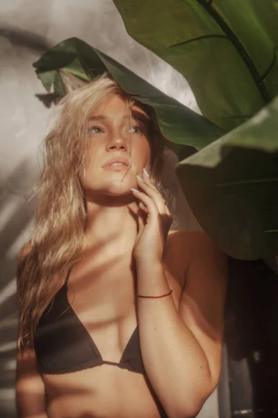 Atemberaubende Blonde Frau Schwarzem Badeanzug Die Zwischen Palmenwedeln Posiert Mit — Stockfoto