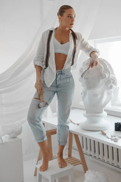 Hermoso Escultor Vestido Con Una Camisa Blanca Jeans Con Tirantes —  Fotos de Stock