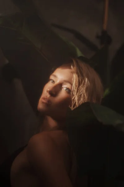 Boeiende Blonde Poseren Een Tropische Douche Omgeven Door Palmbladeren Haar — Stockfoto