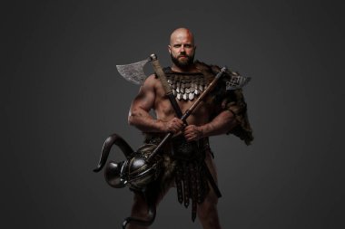 Kel, sakallı bir Viking kürk ve hafif zırh giyiyor, büyük bir balta taşıyor, tarafsız bir arkaplana karşı.