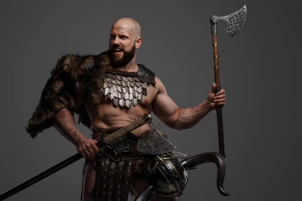 Guerreiro Viking Furioso Gritando Barbudo Vestindo Pele Armadura Leve Contra — Fotografia de Stock