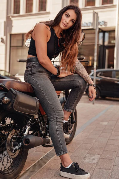 Mulher Bonita Com Cabelo Escuro Posando Uma Motocicleta Vintage Uma — Fotografia de Stock