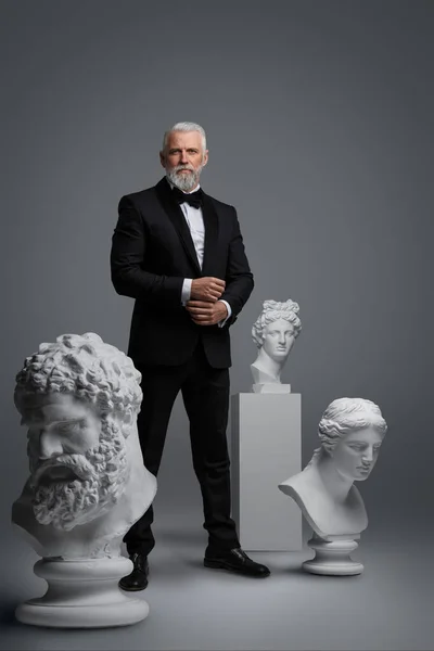 Homem Confiante Elegante Terno Luxuoso Cercado Por Esculturas Antigas Esta — Fotografia de Stock