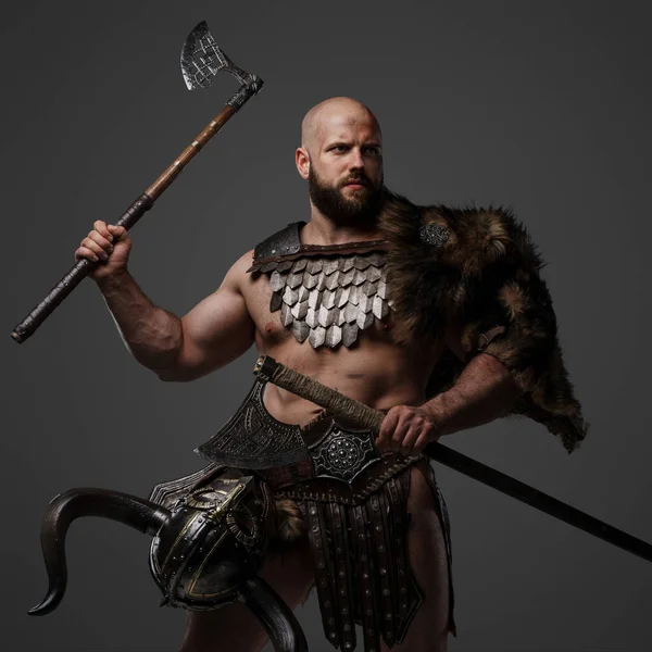 Guerreiro Viking Feroz Musculoso Barbudo Vestido Com Peles Armaduras Leves — Fotografia de Stock