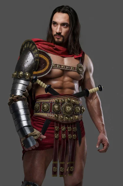 Majestic Gladiator Sleek Light Armor Red Cloak Gray Background — Stock Photo, Image