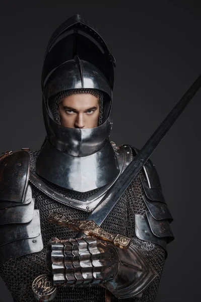 Retrato Estilo Medieval Rey Con Armadura Blandiendo Una Espada Con —  Fotos de Stock