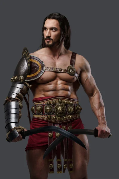 Gladiador Gracioso Armadura Leve Elegante Posa Com Dois Gladii Mão — Fotografia de Stock
