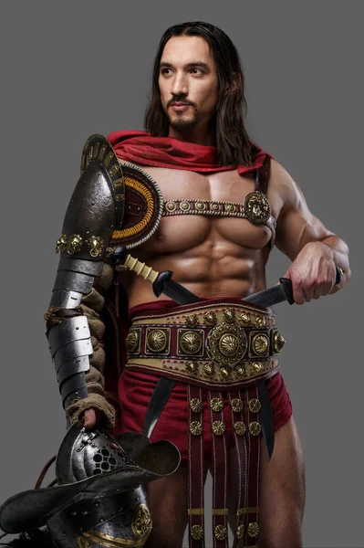 Venerável Gladiador Elegante Armadura Leve Vermelho Capa Poses Com Capacete — Fotografia de Stock