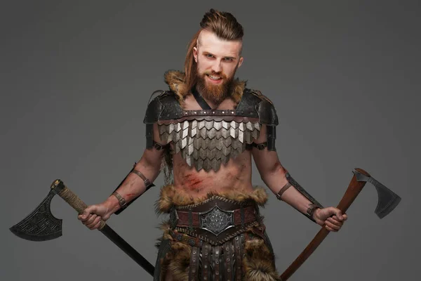 Fierce Bearded Viking Warrior Dressed Fur Light Armor Wielding Two — Stock Photo, Image