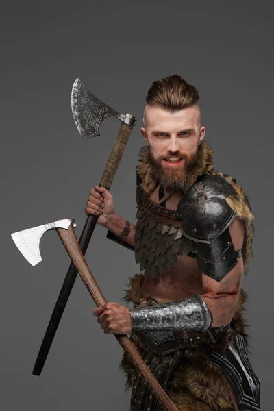 Fierce Bearded Viking Warrior Dressed Fur Light Armor Wielding Two — Stock Photo, Image