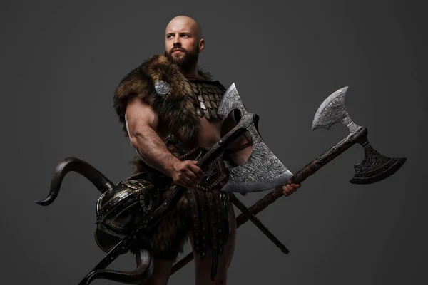 Bald Bearded Viking Fierce Appearance Wearing Fur Light Armor Carrying — Stock Photo, Image