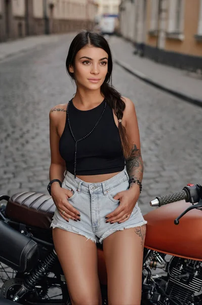 Morena Deslumbrante Sentada Sua Motocicleta Retro Contra Meio Uma Rua — Fotografia de Stock