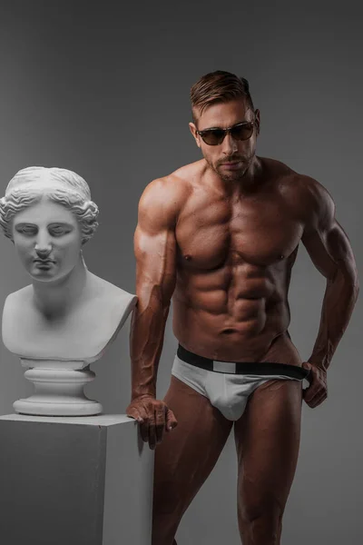 Attraktiv Muskulös Manlig Modell Bär Solglasögon Och Underkläder Står Tryggt — Stockfoto