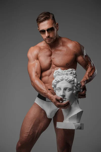 Modelo Masculino Musculoso Carismático Posando Com Busto Grego Antigo Usando — Fotografia de Stock
