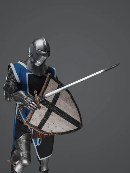Blauwe Surcoat Dragende Middeleeuwse Ridder Actief Zwaaiend Zwaard Strijd Grijze — Stockfoto