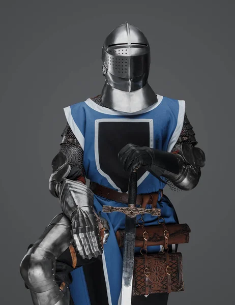 Cavaliere Regale Erge Appoggiato Alla Sua Spada Vestito Armatura Medievale — Foto Stock