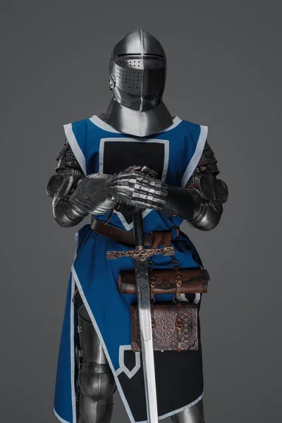 Середньовічний Солдат Одягнений Блакитний Костюм Обладунок Тримає Меч Нерухомою Статуетковою — стокове фото