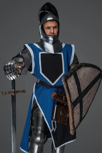 Cesur Ortaçağ Savaşçısı Zırhı Yükseltilmiş Vizörlü Mavi Gözlüklü Kılıcını Kavrıyor — Stok fotoğraf