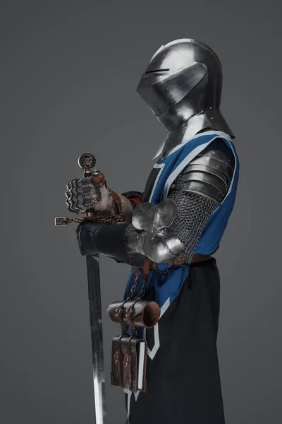 Penjaga Abad Pertengahan Mengenakan Baju Besi Dan Mantel Biru Memegang — Stok Foto