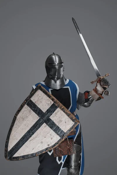 Ortaçağ Şövalyesi Aktif Savaş Pozisyonunda Gri Arka Plana Karşı Kılıç — Stok fotoğraf