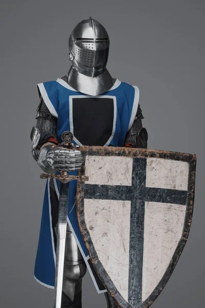 Blauwe Surcoat Dragende Middeleeuwse Ridder Met Zwaard Schild Grijze Achtergrond — Stockfoto
