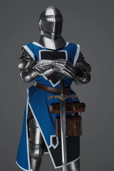 Gardien Médiéval Vêtu Armure Manteau Bleu Tenant Une Épée Debout — Photo