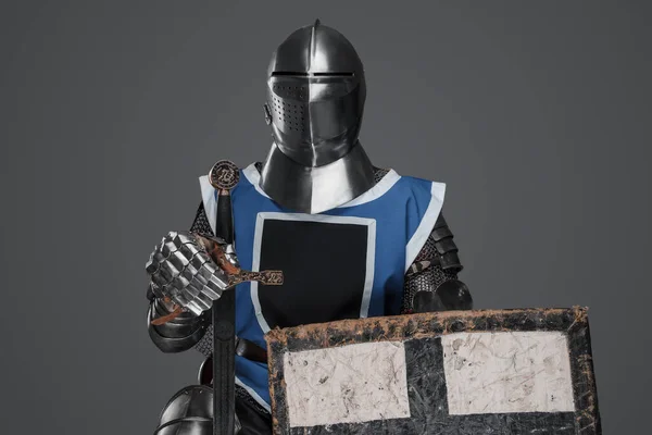 Blue Surcoat Wearing Medieval Knight Sword Shield Gray Background — Stock Photo, Image