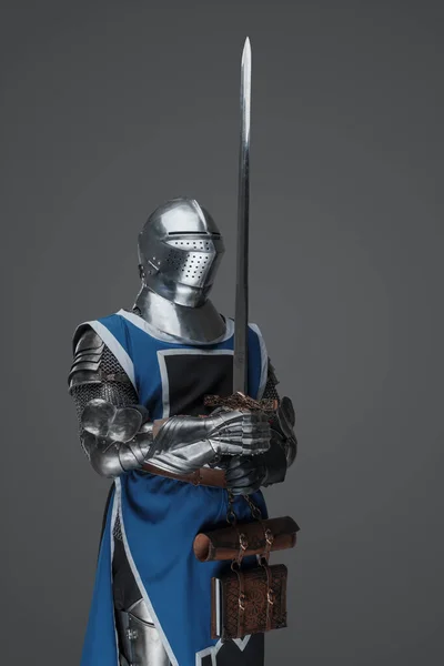 Середньовічна Охорона Одягнена Обладунки Синій Фурнітура Тримає Меч Стоїть Позі — стокове фото