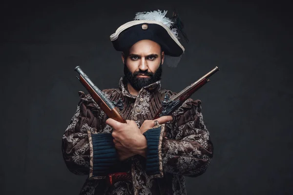 Pirata Com Uma Barba Preta Segurando Dois Mosquetes Vestidos Com — Fotografia de Stock