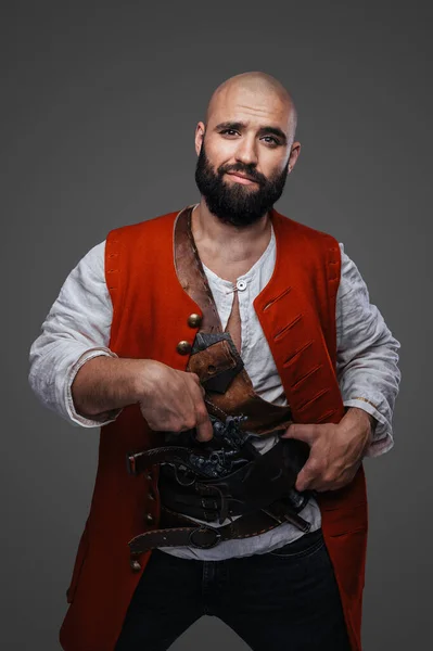 Selbstbewusster Pirat Mit Glatze Und Schwarzem Bart Roter Weste Posiert — Stockfoto