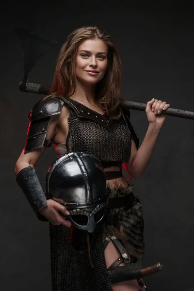 Mooi Viking Meisje Met Een Vrolijke Glimlach Gekleed Een Kettingpost — Stockfoto
