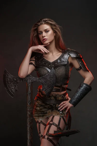 Beautiful Viking Warrior Model Posing Powerful Axe Showcasing Strength Femininity — Stock Photo, Image