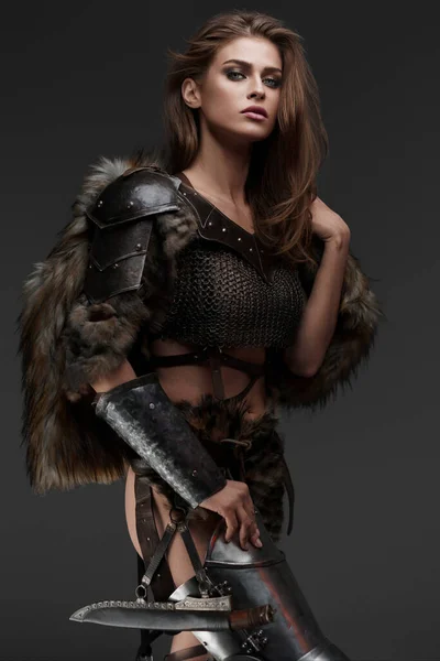 Ohromující Vikingský Model Oblečený Brnění Kožešině Kroužkové Zbroje Pózující Sekerou — Stock fotografie