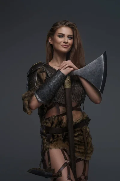Ohromující Vikingský Model Rozzářeným Úsměvem Oblečený Kroužkové Zbroji Kožichu Zaujímající — Stock fotografie
