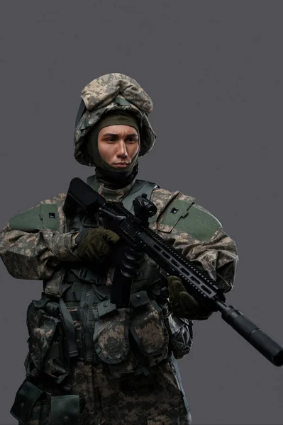銃とヘルメットを持つ軍人は行動の準備ができており 制服を着た兵士の規律と焦点を示している — ストック写真