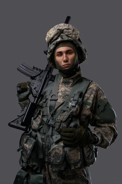 Junger Soldat Uniform Und Helm Posiert Mit Ernstem Gesichtsausdruck Auf — Stockfoto