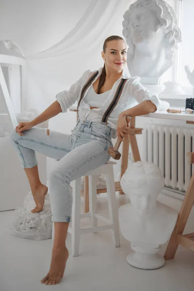 Una Atractiva Escultora Vestida Con Una Camisa Blanca Suelta Jeans — Foto de Stock