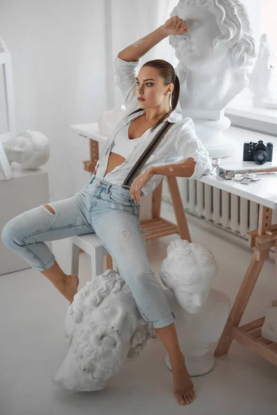 Une Jolie Sculptrice Vêtue Une Chemise Blanche Lâche Jean Avec — Photo