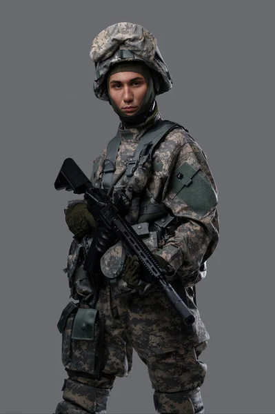 Young Man Military Uniform Helmet Holding Rifle Grey Background — Stock Photo, Image