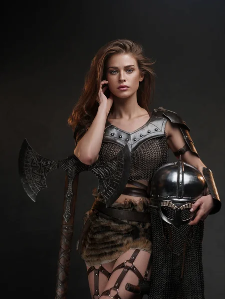 Mooi Viking Krijger Model Poseren Met Een Krachtige Bijl Helm — Stockfoto