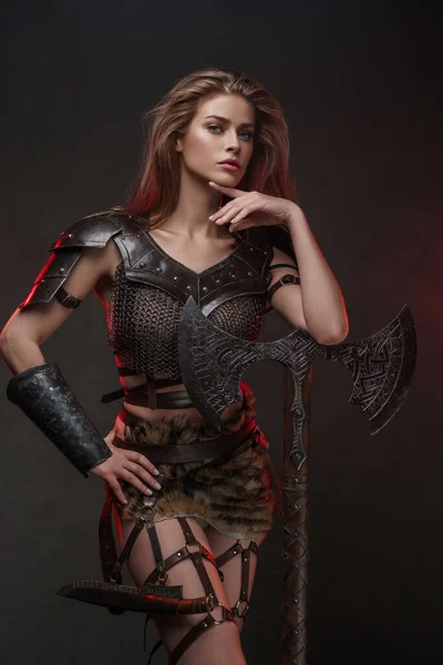 Prachtige Viking Meisje Gekleed Een Maliënkolder Top Bont Rok Poses — Stockfoto