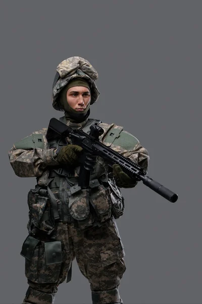 Militer Pria Dengan Pistol Dan Helm Pose Siap Untuk Tindakan — Stok Foto