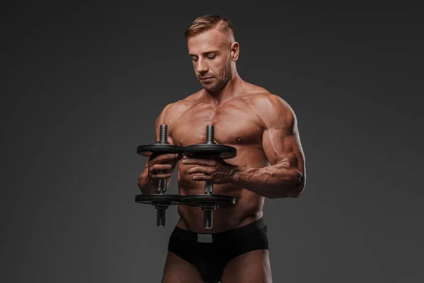 Modello Maschile Muscoloso Attraente Che Mostra Sua Forza Fitness Sollevando — Foto Stock