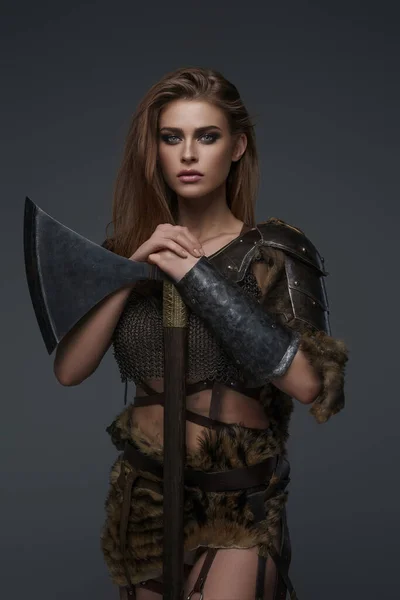 Attractive Viking Themed Model Chainmail Armor Fur Holding Axe Gray — Stock Photo, Image