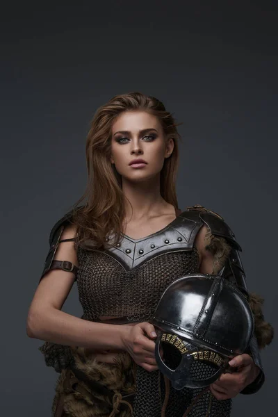 Hermosa mujer con armadura vikinga · Creative Fabrica