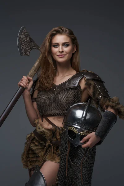 Glimlachend Mooi Model Viking Vrouw Draagt Een Maliënkolder Top Bont — Stockfoto
