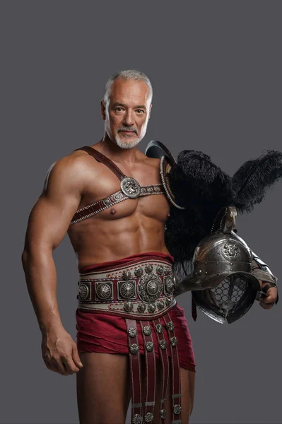 Gladiador Idoso Mas Musculoso Capturado Armaduras Históricas Contra Fundo Cinzento — Fotografia de Stock