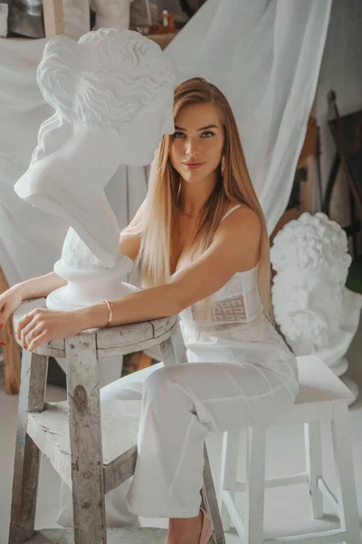 Bezaubernde Junge Frau Mit Modellhaftem Aussehen Schickem Weißen Anzug Und — Stockfoto
