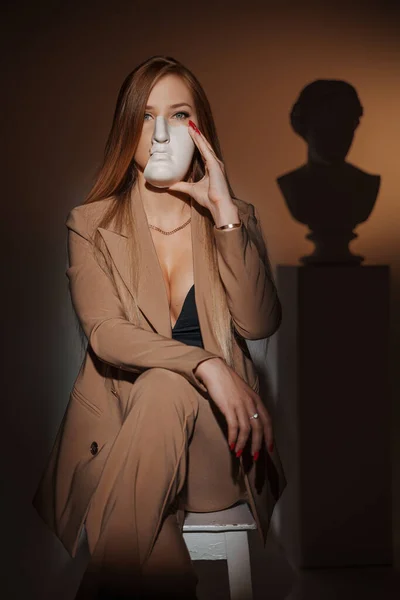Zarif Bej Takım Elbiseli Güzel Bir Kadın Kısmen Yüzünü Sıva — Stok fotoğraf