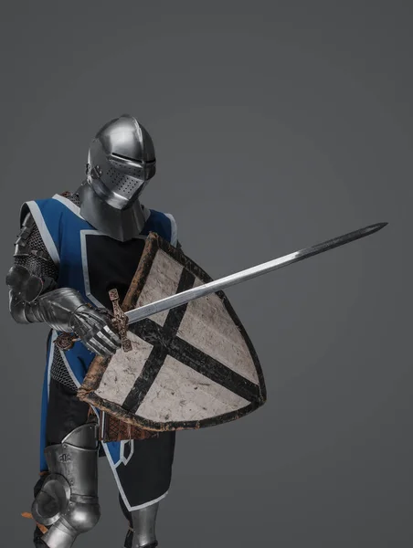 Ortaçağ Şövalyesi Aktif Savaş Pozisyonunda Gri Arka Plana Karşı Kılıç — Stok fotoğraf